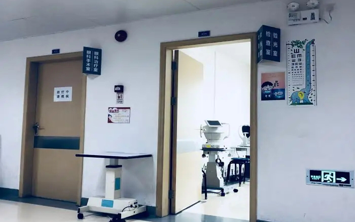 醫療病房門玻璃推拉門太占位，不如試試PVC折疊門，省錢省事省空間